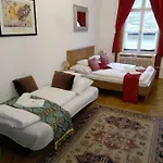 Classical In The Old Pest Lejlighed *