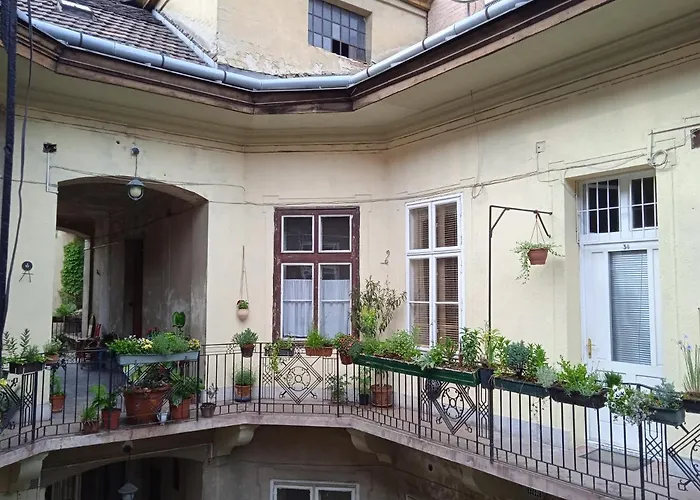 Classical In The Old Pest شقة